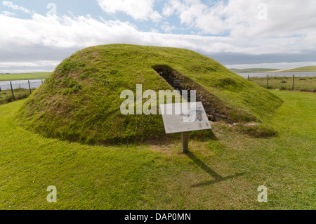 Il chambered tomba di Unstan su Orkney continentale con i loch di Stenness in background. Foto Stock