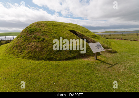Il chambered tomba di Unstan su Orkney continentale con i loch di Stenness in background. Foto Stock