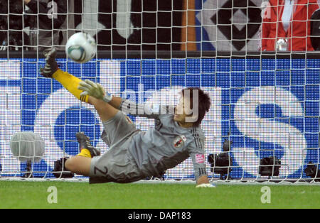 In Giappone il portiere Ayumi Kaihori salva una penalità durante il FIFA Coppa del Mondo Donne finale di partita di calcio tra il Giappone e gli Stati Uniti d'America in occasione del FIFA World Cup stadium in Frankfurt am Main, Germania, 17 luglio 2011. Foto: Federico Gambarini dpa/i Foto Stock