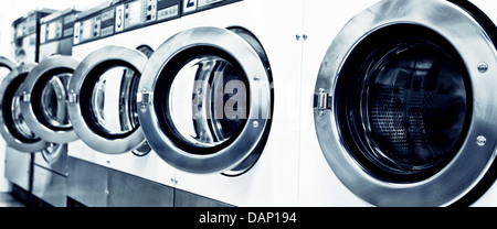 Macchine lavatrici industriali in una lavanderia pubblica Foto Stock