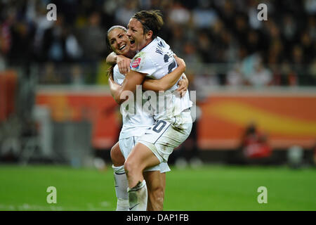 Nazionale statunitense per i giocatori di calcio Alex Morgan (L) e Abby Wambach allietare dopo Morgan's 0-1 obiettivo durante il match finale della FIFA Coppa del mondo femminile in Francoforte sul Meno, Germania, 17 luglio 2011. Foto: Revierfoto Foto Stock