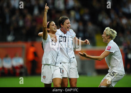 Nazionale statunitense per i giocatori di calcio Alex Morgan (L), Abby Wambach (C) e Megan Rapinoe allietare dopo Morgan's 0-1 obiettivo durante il match finale della FIFA Coppa del mondo femminile in Francoforte sul Meno, Germania, 17 luglio 2011. Foto: Revierfoto Foto Stock