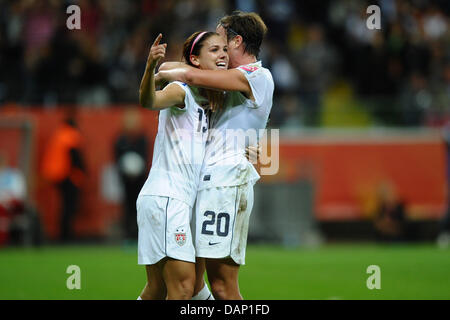 Nazionale statunitense per i giocatori di calcio Alex Morgan (L) e Abby Wambach allietare dopo Morgan's 0-1 obiettivo durante il match finale della FIFA Coppa del mondo femminile in Francoforte sul Meno, Germania, 17 luglio 2011. Foto: Revierfoto Foto Stock