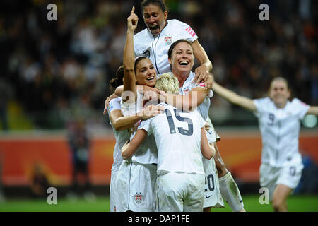 Nazionale statunitense per i giocatori di calcio Alex Morgan (C) cheers dopo la sua 0-1 obiettivo con i suoi compagni di squadra durante il match finale della FIFA Coppa del mondo femminile in Francoforte sul Meno, Germania, 17 luglio 2011. Foto: Revierfoto Foto Stock