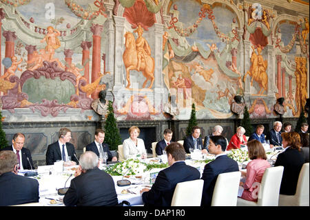 Un handout foto datata 19 luglio 2011 mostra tedesco e i politici russi assistere ad una sessione plenaria del governo tedesco-russo consultazioni guidato dal Cancelliere tedesco Angela Merkel e il Presidente russo Dmitri Medvedev presso la sala da ballo della galery nel grande giardino di Hannover, Germania. Foto: BUNDESPRESSEAMT / per solo uso editoriale Foto Stock