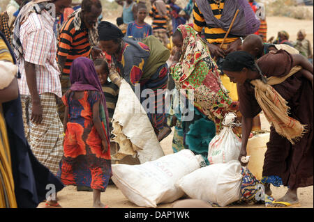 Rifugiati somali sono ritratte poco dopo la loro registrazione presso un campo profughi di Dolo Ado, Etiopia, il 19 luglio 2011. Il terzo campo di rifugiati, che era stato aperto un paio di settimane fa per le vittime dell'attuale siccità in Somalia, è già completamente occupata. Foto: Carola Frentzen Foto Stock