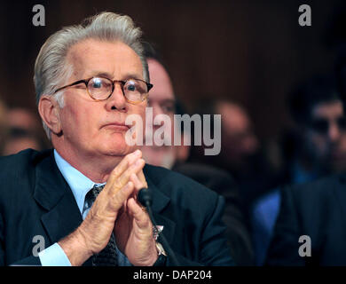 Attore Martin Sheen testimonia nel corso di una audizione davanti al Senato degli Stati Uniti di comitato per il potere giudiziario il sottocomitato per la criminalità e il terrorismo su 'Drug e Veterani Tribunali di trattamento: Alla ricerca di soluzioni economiche per la tutela della sicurezza pubblica e ridurre le recidive' in Washington, USA, il 19 luglio 2011. Foto: Ron Sachs/CNP Foto Stock