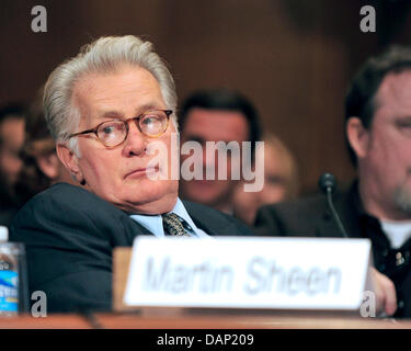 Attore Martin Sheen testimonia nel corso di una audizione davanti al Senato degli Stati Uniti di comitato per il potere giudiziario il sottocomitato per la criminalità e il terrorismo su 'Drug e Veterani Tribunali di trattamento: Alla ricerca di soluzioni economiche per la tutela della sicurezza pubblica e ridurre le recidive' in Washington, USA, il 19 luglio 2011. Foto: Ron Sachs/CNP Foto Stock