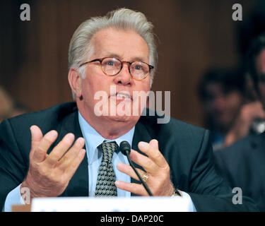 Attore Martin Sheen testimonia nel corso di una audizione davanti al Senato degli Stati Uniti di comitato per il potere giudiziario il sottocomitato per la criminalità e il terrorismo su 'Drug e Veterani Tribunali di trattamento: Alla ricerca di soluzioni economiche per la tutela della sicurezza pubblica e ridurre le recidive' in Washington, USA, il 19 luglio 2011. Foto: Ron Sachs/CNP Foto Stock