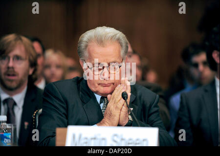 Attore Martin Sheen testimonia nel corso di una audizione davanti al Senato degli Stati Uniti di comitato per il potere giudiziario il sottocomitato per la criminalità e il terrorismo su 'Drug e Veterani Tribunali di trattamento: Alla ricerca di soluzioni economiche per la tutela della sicurezza pubblica e ridurre le recidive' in Washington, USA, il 19 luglio 2011. Foto: Ron Sachs/CNP Foto Stock