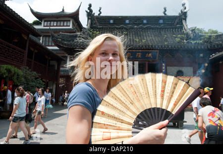 L'immagine resa disponibile il 20 luglio 2011 mostra nuotatore tedesco Britta Steffen è lusinghiero una ruota di aria durante una visita di Cheng Huang Miao Temple nel Giardino di Yu prima del 2011 FINA Campionati Mondiali di Nuoto a Shanghai in Cina, 18 luglio 2011. Foto: Bernd Thissen dpa +++(c) dpa - Bildfunk+++ Foto Stock