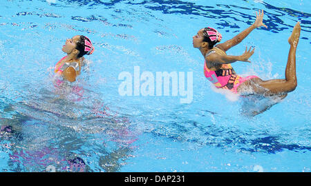 Singapore nuotatori sincronizzati eseguire nel nuoto sincronizzato Squadra Gratis eliminatorie al 2011 Campionati del Mondo di nuoto FINA a Shanghai in Cina, il 20 luglio 2011. Foto: Annibale dpa +++(c) dpa - Bildfunk+++ Foto Stock