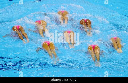 Singapore nuotatori sincronizzati eseguire nel nuoto sincronizzato Squadra Gratis eliminatorie al 2011 Campionati del Mondo di nuoto FINA a Shanghai in Cina, il 20 luglio 2011. Foto: Annibale dpa +++(c) dpa - Bildfunk+++ Foto Stock