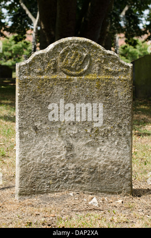 Vecchio weathered lapidi in un antico cimitero Foto Stock