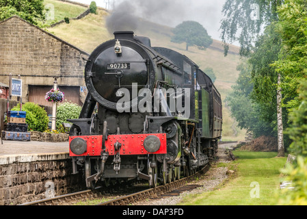 Rm classe 2-8-0 (8F) vapore loco n. 90733 alla stazione Oakworth la scena del film la ferrovia dei bambini. Foto Stock