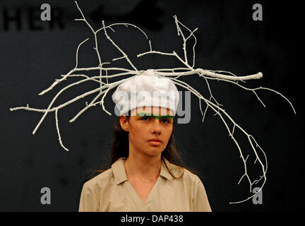 Un modello presenta la moda dal marchio di moda "abine Mescher' presso il Fashion Fair CPD Firme in Duesseldorf, Germania, 23 luglio 2011. Durante la fiera collezioni della prossima estate sono presentati. Foto: HORST OSSINGER Foto Stock