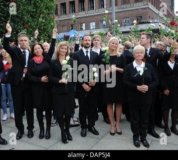 In Norvegia il Primo Ministro Jens Stoltenberg (l-r), sua moglie Ingrid, la principessa Märtha Louise, crownprince Haakon, crownprincess Mette-Marit, ex Norvegia il Primo Ministro Gro Harlem Brundtland e il presidente del lavoro il Movimento Giovanile (AUF), Eskil Pedersen, stanno prendendo parte della rosa di marzo a Oslo, Norvegia, 25 luglio 2011. Il Norvegese uomo caricato nell ultima settimana di attentati in Norvegia, w Foto Stock