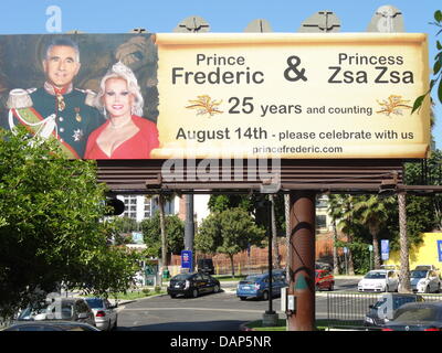 Un enorme biglietto di auguri complimentandomi con il venticinquesimo giorno di nozze del principe Federico di Anhalt e Zsa Zsa Gabor è presentato a Sunset Boulevard di Beverly Hills, Los Angeles, Stati Uniti d'America, 25 luglio 2011. Secondo la dpa, Gabor dell'ottavo marito principe di Anhalt mettere questa massiccia poster, 14 metri in heighth, per 68.000 dollar (circa 47.000 Euro). Foto: Barbara Munker Foto Stock