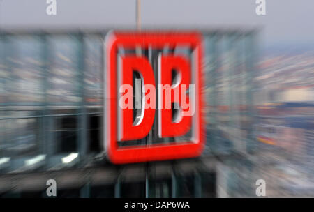 (Dpa) file - un file immagine datata 14 aprile 2008 di Deutsche Bahn logo presso la Torre bahn a Berlino, Germania. Il 28 luglio 2011, Deutsche Bahn presenterà i suoi semi-annuale di bilancio. Foto: Gero Breloer Foto Stock