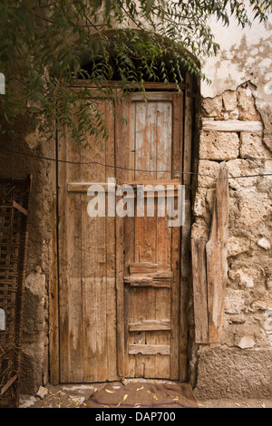 Africa, Eritrea, Massaua, Città Vecchia, weatherbeaten porta in legno della storica Coral blocco costruito house Foto Stock