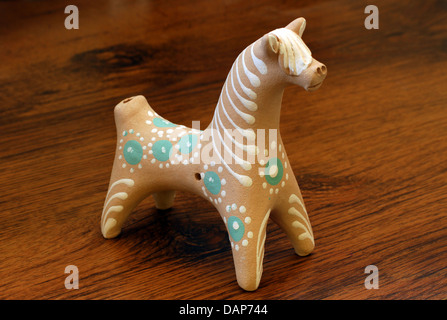 Fischio di argilla del cavallo giocattolo realizzati a mano su sfondo di legno Foto Stock