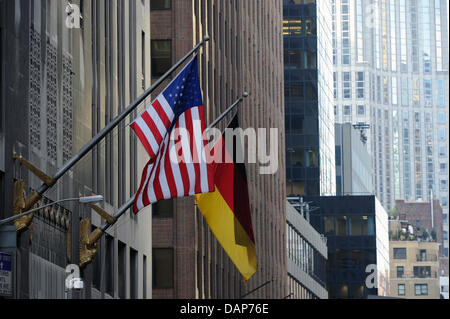 Vista della città di New York - gli Stati Uniti e la bandiera tedesca sono illustrati al Hotel Waldorf Astoria a Lexington Avenue a Manhattan, New York, Stati Uniti d'America, 13 luglio 2011. Foto: Soeren Stache Foto Stock