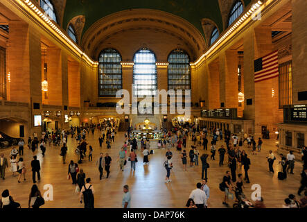 Vista della città di New York - Persone presso la Grand Central Station sono ritratte in Manhattan, New York, Stati Uniti d'America, 13 luglio 2011. Foto: Soeren Stache Foto Stock