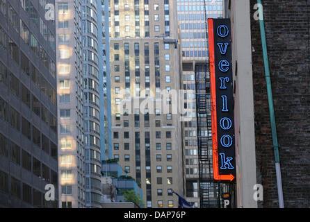 Vista della città di New York - La skyscapers di Manhattan con l'iscrizione "si affacciano sull' sono ritratte in New York, Stati Uniti d'America, 13 luglio 2011. Foto: Soeren Stache Foto Stock