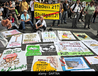 Gli avversari del controverso le costruzioni ferroviarie progetto Stuttgart 21 seguire la presentazione outdoor del dibattito sul Stuttgart 21 stress test presso il municipio di Stoccarda, Germania, 29 luglio 2011. Il cosiddetto stress test presenta i risultati sul livello di efficienza della prevista stazione della metropolitana. Foto: Patrick seeger Foto Stock