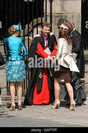 La principessa Beatrice, Principessa Eugenie e il principe Andréj sono accolti dal reverendo Neil Garnder come essi arrivano per la cerimonia di nozze di Zara Phillips e Mike Tindall all'Canongate Kirk di Edimburgo, in Gran Bretagna, 30 luglio 2011. Zara è un nipote della regina, Mike un noto giocatore di rugby. Foto: Albert Nieboer Foto Stock