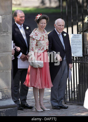 Contrassegno phillips (L), la Principessa Anna e Phil Tindall lasciare la Canongate Kirk in Edimburgo dopo la cerimonia di nozze di Zara Phillips e Mike Tindall, 30 luglio 2011. Zara è un nipote della regina, Mike un noto giocatore di rugby. Foto: Albert Nieboer Foto Stock