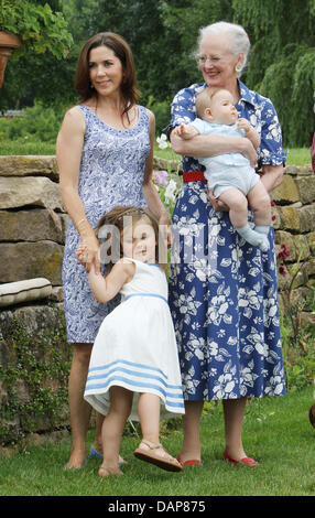 Danish Principessa Isabella, Crown Princess Maria Regina Margrethe e Principe Vincent pongono alla famiglia annuale sessione fotografica presso Palazzo Graasten in Grasten, Danimarca, 1 agosto 2011. Foto: Patrick van Katwijk Foto Stock