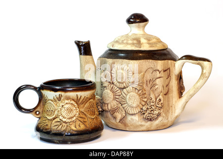 Ceramica marrone caffé (TEA) tazza e teiera artigianale di isolato su bianco Foto Stock
