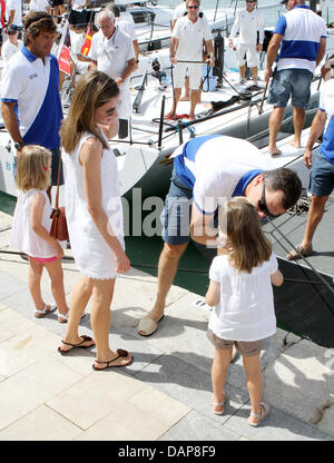 (Correzione - denominazione errata dei bambini) Crown Prince Felipe accanto alla moglie la principessa Letizia saluta le sue figlie Principessa Leonor (R) e la Principessa Sofia il secondo giorno della trentesima edizione della Copa del Rey a Palma de Mallorca, Spagna, 2 agosto 2011. La regata velica inizia a El Real Club Nautico de Palma. Foto: Patrick van Katwijk Foto Stock