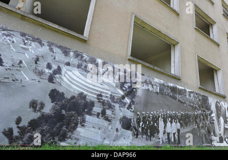 Foto del 1936 Giochi Olimpici sono attaccati agli edifici della ex caserma russo per informare i visitatori sulla storia dell'ex Villaggio Olimpico Elstal in Elstal, Germania, 03 agosto 2011. 4066 atleti provenienti da 46 nazioni risiedette presso il villaggio per i giochi olimpici estivi che ha avuto luogo nel 1936 a Berlino. Il borgo è stato trasformato in un museo ed è aperta al pubblico dal 06 Ago Foto Stock