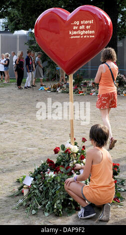 Persone commemorare le vittime dei recenti attentati in Norvegia con fiori e candele presso la Cattedrale di Oslo, Norvegia del 03 agosto 2011. 77 persone sono morte durante gli attacchi il 22 luglio 2011 e otto delle vittime sono morte a causa di un auto bomba che andò via nel quartiere governativo di Oslo. Foto: Rainer Jensen Foto Stock