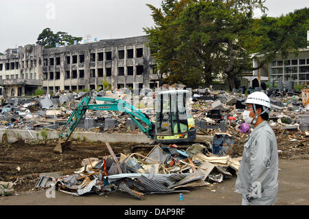 I detriti si trova sulla strada, cinque mesi dopo lo tsunami ha colpito la città di Sendai, Giappone, 2 agosto 2011. La che è stata la distruzione causata dal terremoto può ancora essere visto, ma la ricostruzione è sulla buona strada. Foto: Lars Nikolaysen Foto Stock