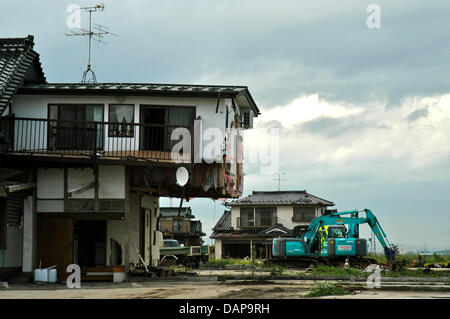 I detriti si trova sulla strada, cinque mesi dopo lo tsunami ha colpito la città di Sendai, Giappone, 2 agosto 2011. La che è stata la distruzione causata dal terremoto può ancora essere visto, ma la ricostruzione è sulla buona strada. Foto: Lars Nikolaysen Foto Stock