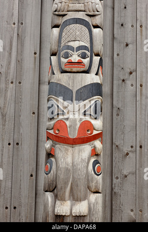 Poli frontale al Museo Haida Haida Gwaii Queen Charlotte Isole- Skidegate della Columbia britannica in Canada Foto Stock