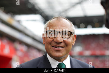 Wolfburg's allenatore Felix Magath è illustrato prima per la Bundesliga partita FC Colonia contro il VfL Wolfsburg al RheinEnergieStadion a Colonia, Germania, 06 agosto 2011. Foto: Rolf Vennenbernd Foto Stock