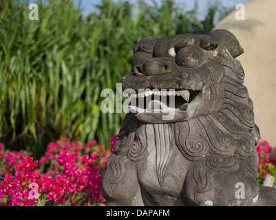 Shisa lion-dog statua ( un talismano locale ) Ryukyu Mura, villaggio storico, Okinawa, in Giappone Foto Stock