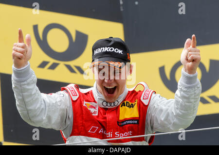 Tedesco svedese Touring Car Masters (DTM) race driver Mattias Ekstroem di Audi Sport Team Abt Sportsline celebra la sua vittoria al Nuerburgring in Nuerburg, Germania, 07 agosto 2011. Foto: ITR/ JUERGEN tocca Foto Stock