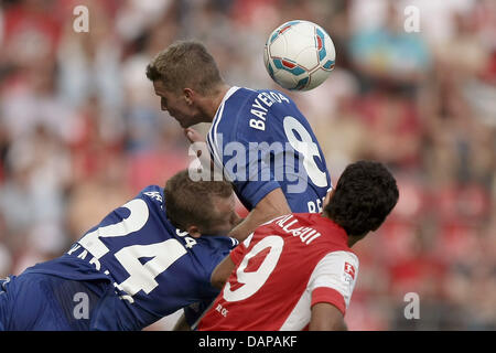 Mainz' Allagui Sami (R) il sistema VIES per la palla con il Leverkusen's Michal Kadlec (L) e Lars Bender durante la partita della Bundesliga FSV Mainz 05 vs Bayer 04 Leverkusen presso il Coface Arena a Mainz, Germania, 07 agosto 2011. Foto: Fredrik von Erichsen (ATTENZIONE: embargo condizioni! Il DFL permette l'ulteriore utilizzazione delle immagini nella IPTV, servizi di telefonia mobile e altre nuove tecnologie o Foto Stock