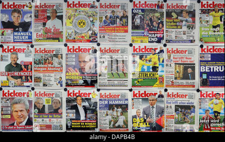 Numerose pagine a fronte della rivista sportiva "kicker" appendere in il Kicker ufficio editoriale in Nuremberg, Germania, 21 giugno 2011. La rivista viene pubblicata due volte la settimana il lunedì e il giovedì. Si tratta principalmente di una rivista di calcio ma copre anche altri sport. Foto: Daniel Karmann Foto Stock