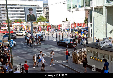 Turisti visitano il Checkpoint Charlie a Berlino, Germania, 8 agosto 2011. Il 13 agosto, la Germania ricorda la costruzione del muro di Berlino il 50 anni fa. Foto: Britta Pedersen Foto Stock