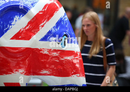 L'Elephant Parade arriva alla stazione di King Cross a Londra, luglio 2013. Un tour nazionale segue. Foto Stock