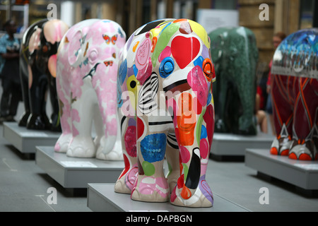 L'Elephant Parade arriva alla stazione di King Cross a Londra, luglio 2013. Un tour nazionale segue. Foto Stock