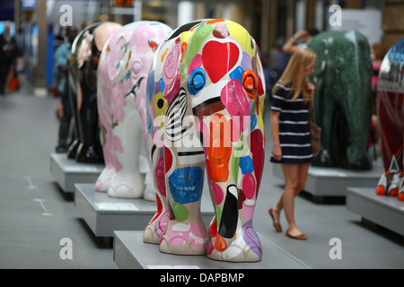 L'Elephant Parade arriva alla stazione di King Cross a Londra, luglio 2013. Un tour nazionale segue. Foto Stock