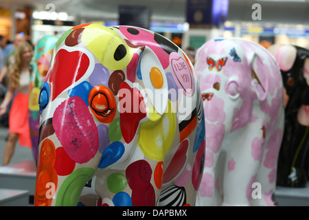 L'Elephant Parade arriva alla stazione di King Cross a Londra, luglio 2013. Un tour nazionale segue. Foto Stock