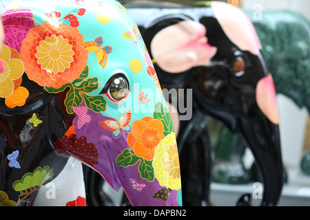 L'Elephant Parade arriva alla stazione di King Cross a Londra, luglio 2013. Un tour nazionale segue. Foto Stock